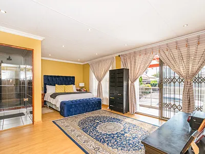 5 Bedroom House For Sale in Roodepoort - YLHZ.webp