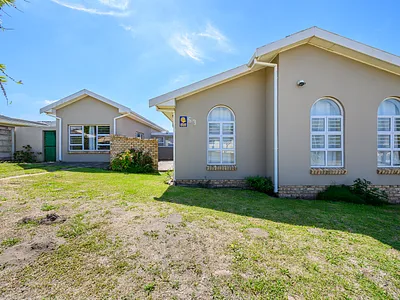 4 Bedroom House For Sale in Port Elizabeth - img