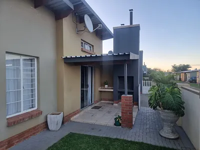 3 Bedroom Townhouse For Sale in Rustenburg - enuB.webp