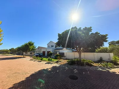 4 Bedroom House To Rent in Somerset West - img