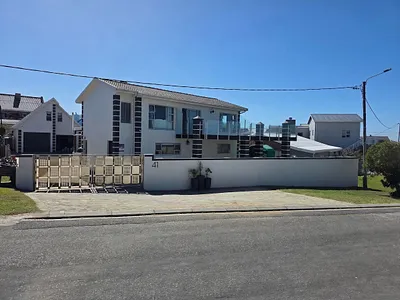 6 Bedroom House For Sale in Struisbaai - 7lxE.webp