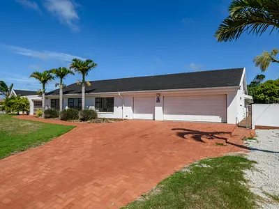 7 Bedroom House For Sale in Port Elizabeth - img