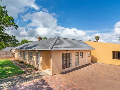 4 Bedroom House For Sale in Roodepoort - img