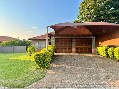 3 Bedroom House For Sale in Rustenburg - R4R0.webp