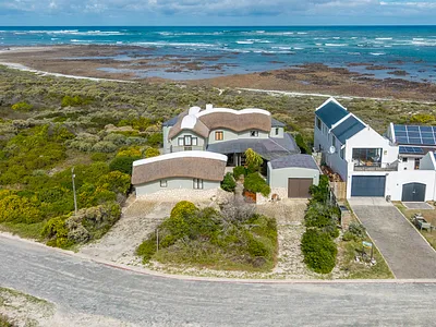 6 Bedroom House For Sale in Suiderstrand - img