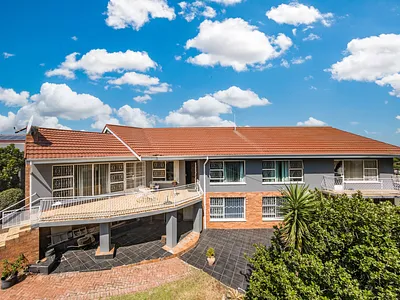 4 Bedroom House For Sale in Roodepoort - 6kPm.webp