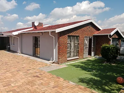 4 Bedroom House For Sale in Johannesburg - img