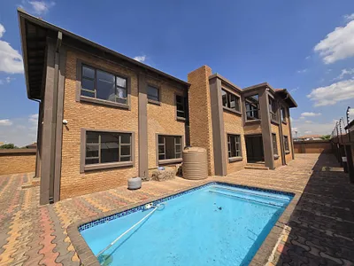 7 Bedroom House For Sale in Middelburg - img