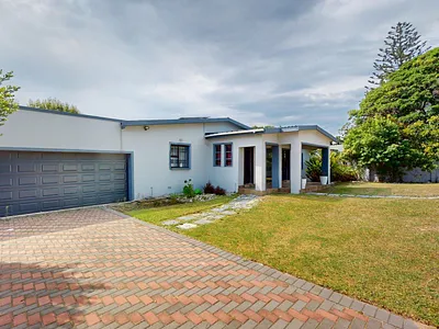 4 Bedroom House For Sale in Port Elizabeth - img