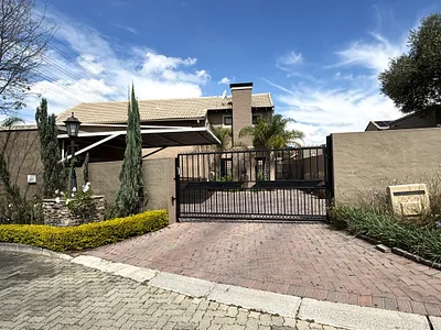 4 Bedroom House For Sale in Randburg - nPZ9.webp