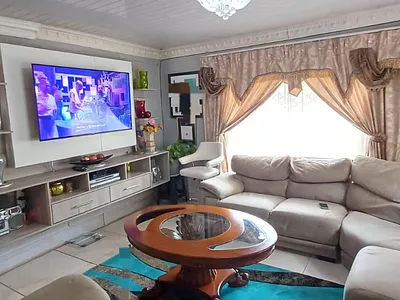 4 Bedroom House For Sale in East London - U2tQ.webp