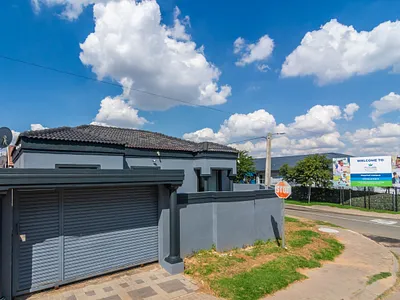 3 Bedroom House For Sale in Roodepoort - img