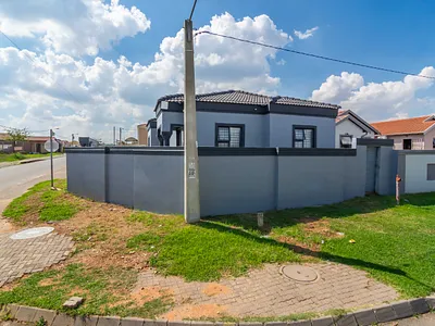 3 Bedroom House For Sale in Roodepoort - iM30.webp