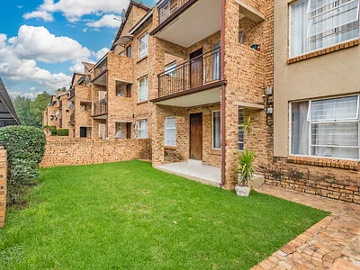 2 Bedroom Apartment For Sale in Roodepoort - ji5Y.webp