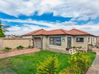 3 Bedroom House For Sale in Roodepoort - img