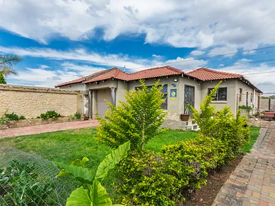 3 Bedroom House For Sale in Roodepoort - E6y0.webp