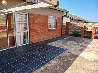 3 Bedroom Townhouse For Sale in East London - hXOg.webp