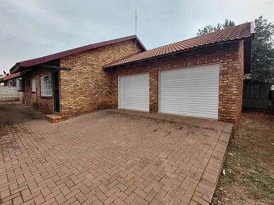 2 Bedroom Townhouse To Rent in Klerksdorp - yvrQ.webp