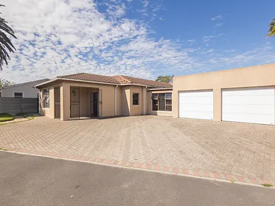 4 Bedroom House For Sale in Goodwood - KyOY.webp