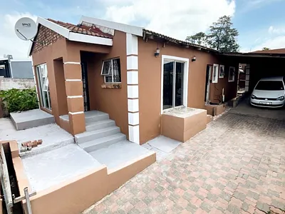 4 Bedroom House For Sale in East London - zYOB.webp