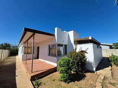 3 Bedroom House For Sale in Worcester - img