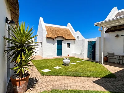 5 Bedroom House For Sale in Struisbaai - z9dL.webp