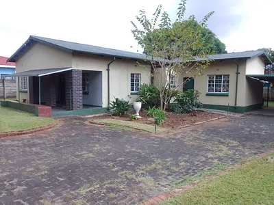 2.5 Bedroom House To Rent in Bo-dorp, Rustenburg - 8bKm.webp