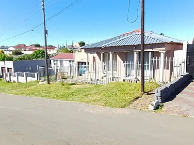 3 Bedroom House For Sale in East London - Ahna.webp