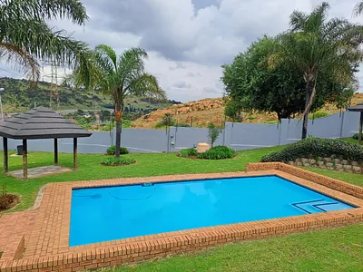 3 Bedroom Townhouse For Sale in Johannesburg - F7td.webp