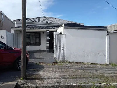 3 Bedroom House For Sale in East London - qtuy.webp