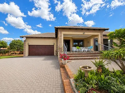 3 Bedroom House For Sale in Middelburg - img