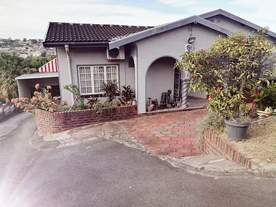 6 Bedroom House For Sale in Chatsworth - hBax.webp