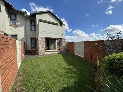 3 Bedroom Townhouse For Sale in Midrand - 6Af6.webp
