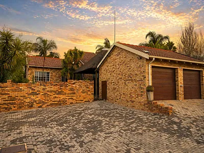 3 Bedroom Townhouse For Sale in Roodepoort - 6sqK.webp