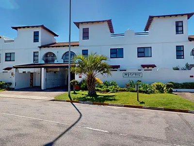 3 Bedroom Apartment For Sale in Port Elizabeth - ahCT.webp