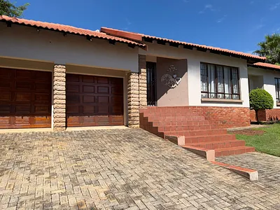 3 Bedroom Townhouse For Sale in Rustenburg - JPij.webp