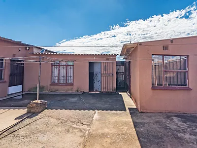 3 Bedroom House For Sale in Soweto - SqHD.webp