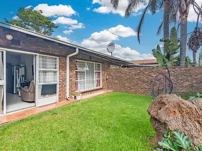 2 Bedroom Townhouse For Sale in Roodepoort - W7P0.webp