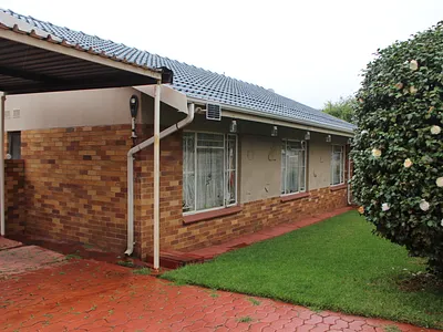 3 Bedroom House For Sale in Roodepoort - o65k.webp