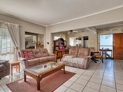 3 Bedroom House For Sale in Port Elizabeth - 6lkl.webp