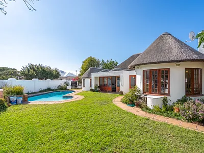4 Bedroom House For Sale in Cape Town - img