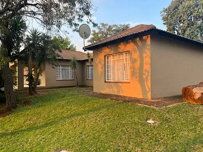 4 Bedroom House For Sale in Rustenburg - 4v7j.webp