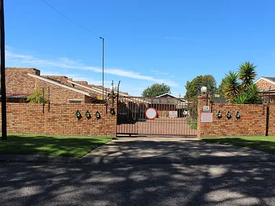 3 Bedroom Townhouse For Sale in Roodepoort - PeZA.webp