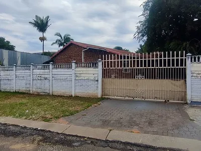 4 Bedroom House For Sale in Rustenburg - 4J1k.webp