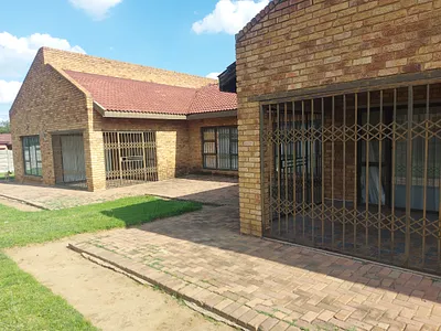 6 Bedroom House For Sale in Nigel - LUuo.webp