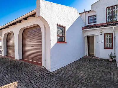 3 Bedroom Townhouse For Sale in Port Elizabeth - ZdgD.webp