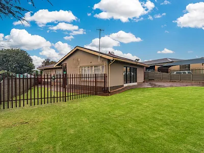 4 Bedroom House For Sale in Krugersdorp - p4kU.webp
