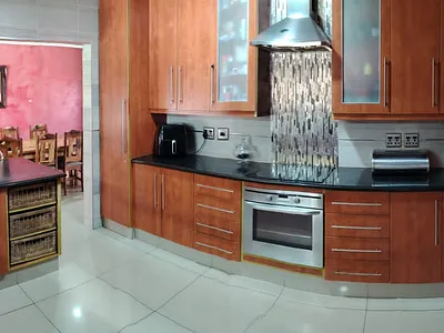 6 Bedroom House For Sale in East London - ivNw.webp
