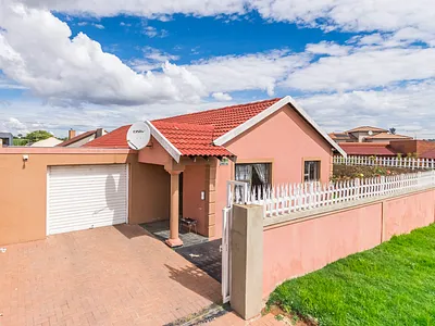 3 Bedroom House For Sale in Roodepoort - tfGy.webp