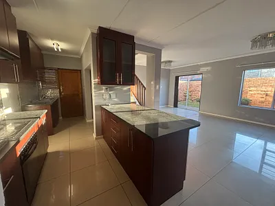 3 Bedroom Townhouse To Rent in Port Elizabeth - Nf4K.webp